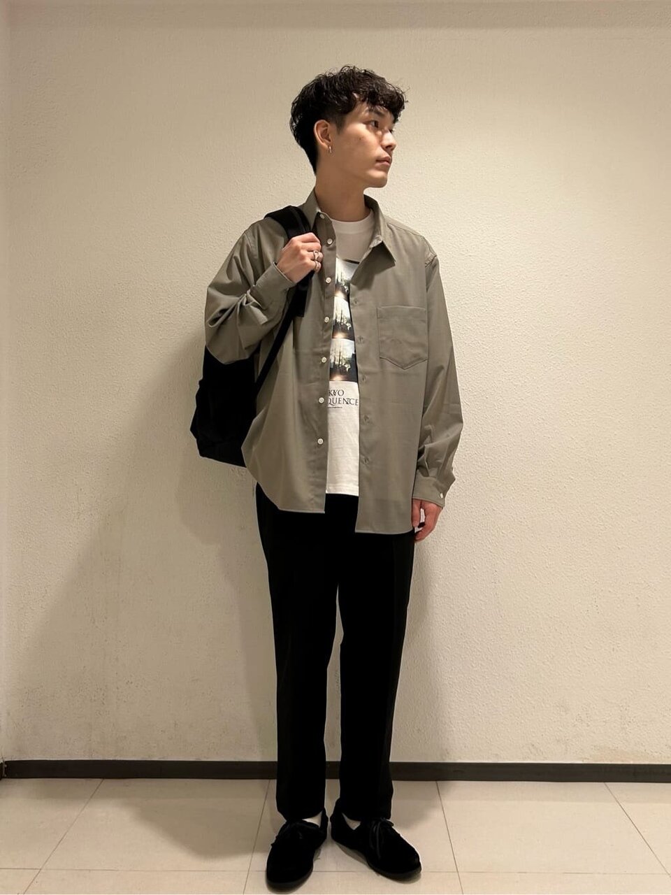 シャツとパンツを着た男性