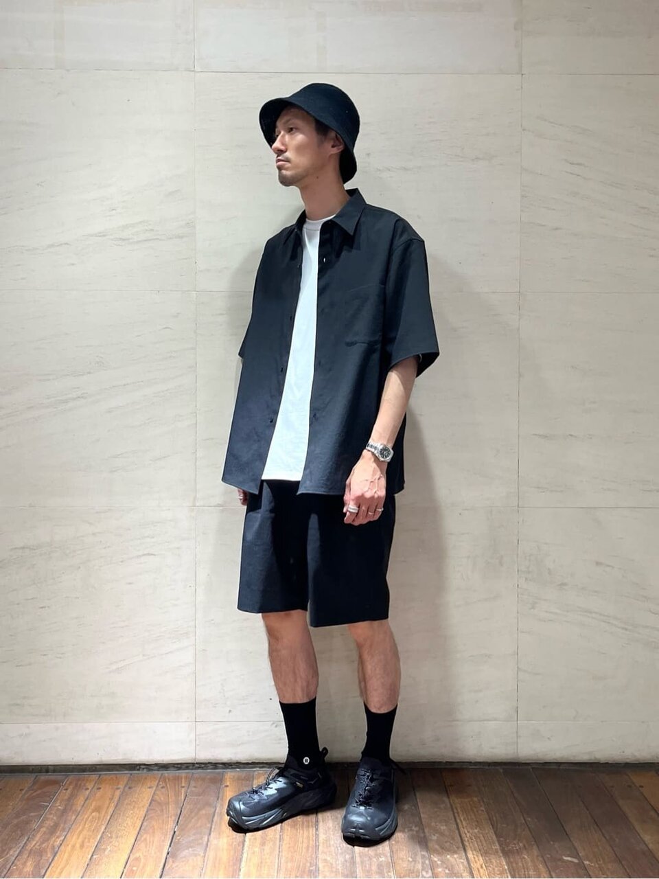 半袖シャツとショートパンツを着た男性