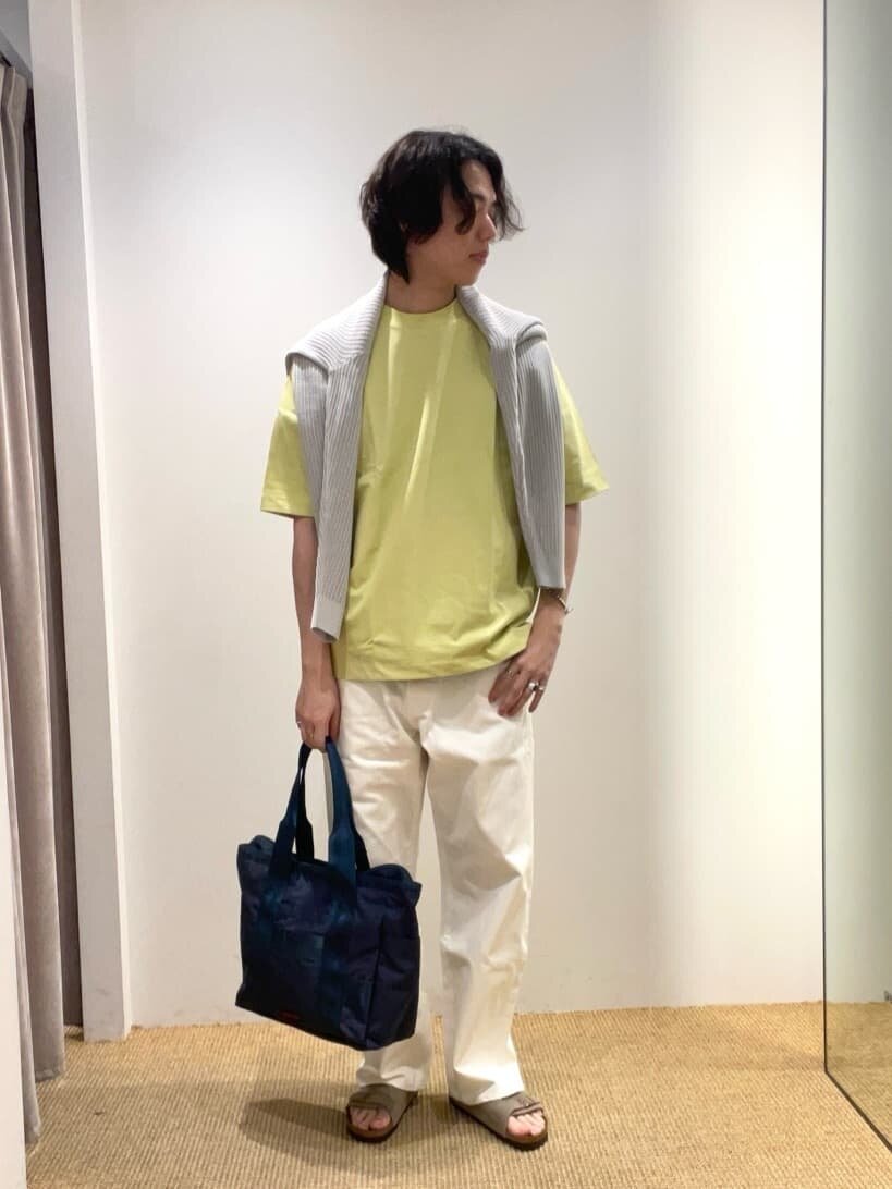 Tシャツとデニムパンツを着た男性