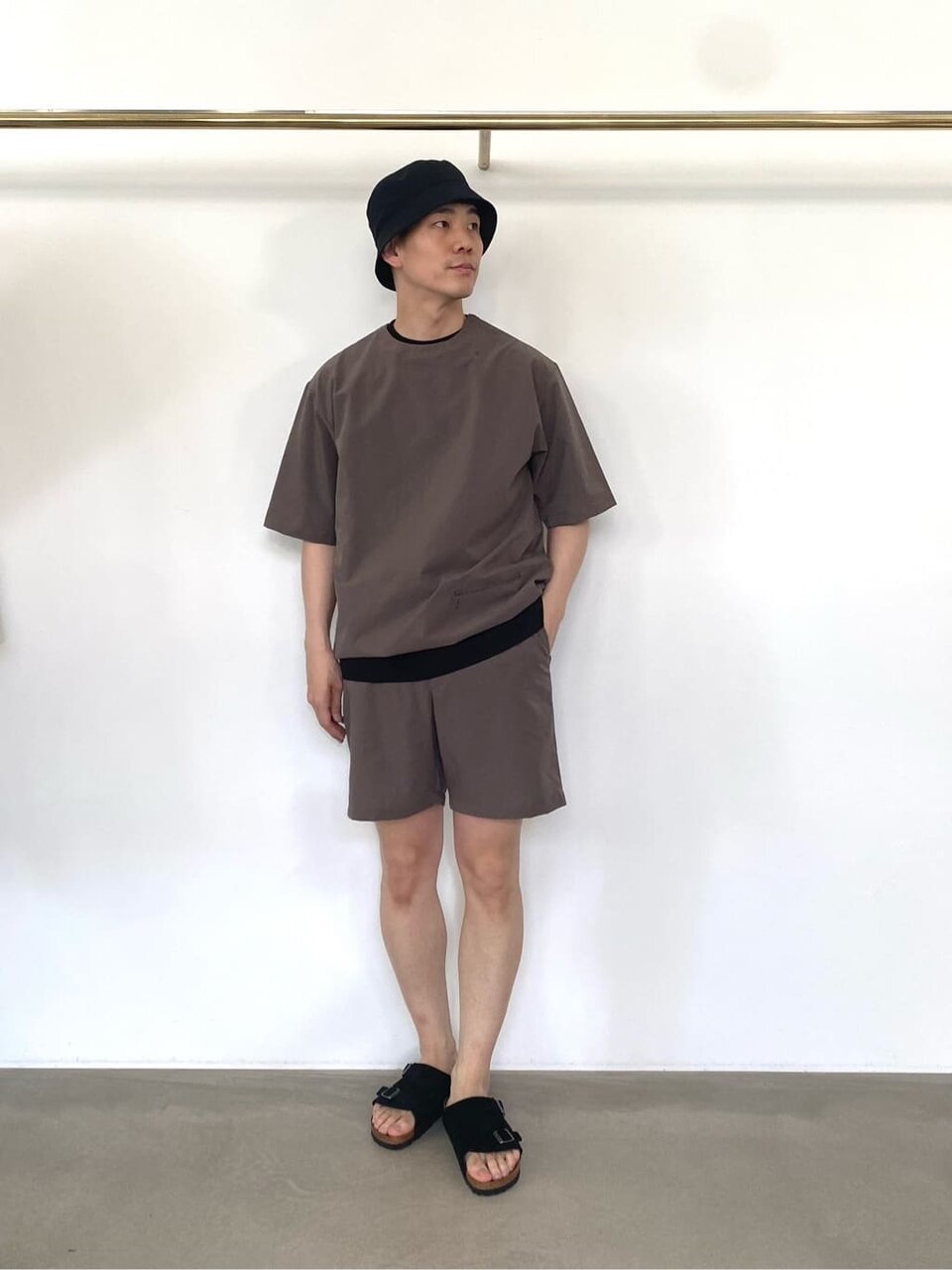 半袖とハーフパンツのセットアップを着た男性