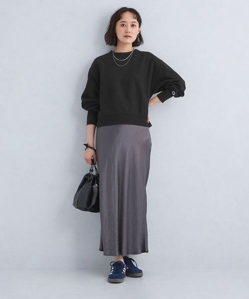 黒のスウェットを着た女性