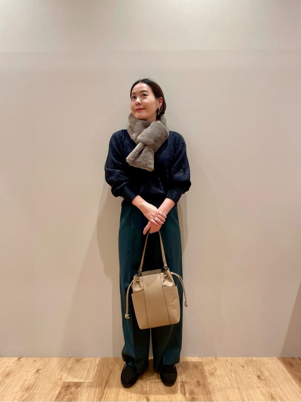 ニットプルオーバー×ワイドパンツのコーデ