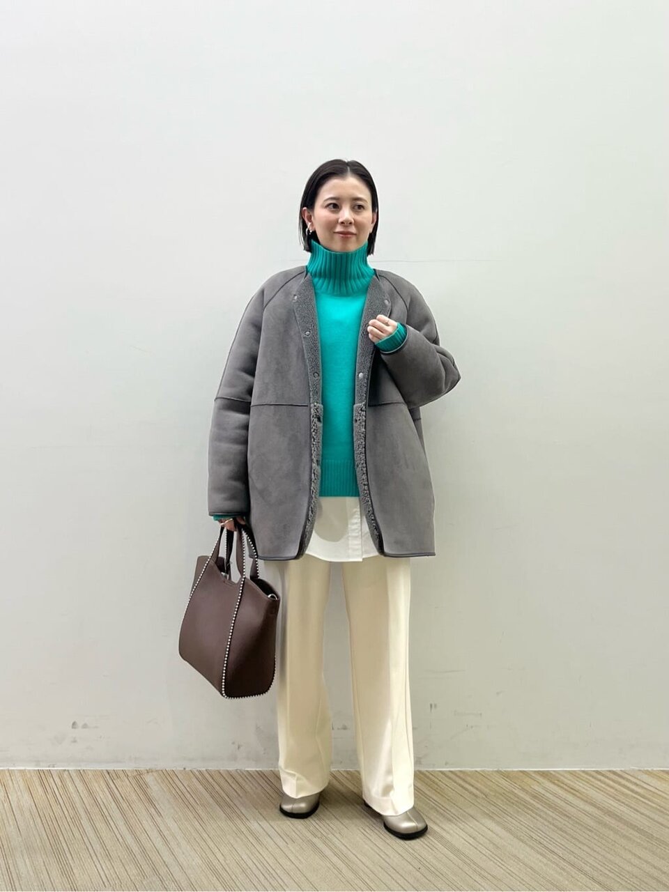 タートルネックニット×ストレートパンツのコーデ