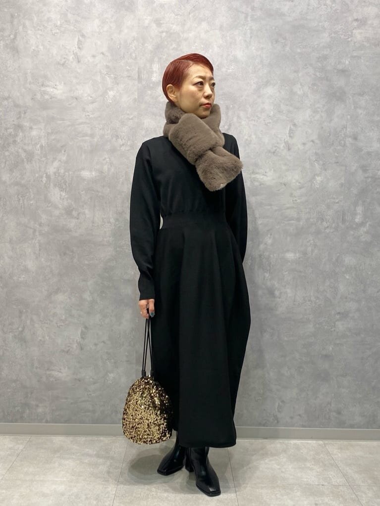 コクーンワンピース×巾着バッグのコーデ