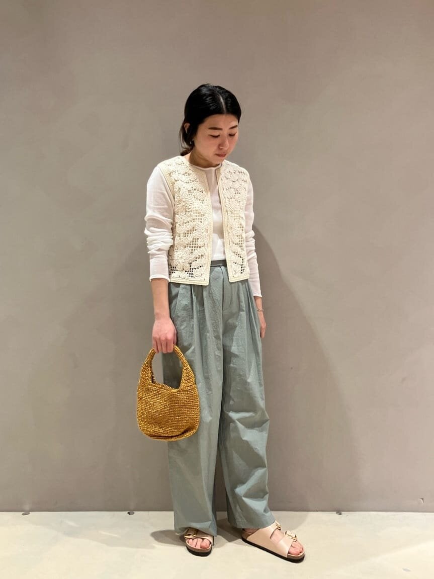 ベストを着た女性