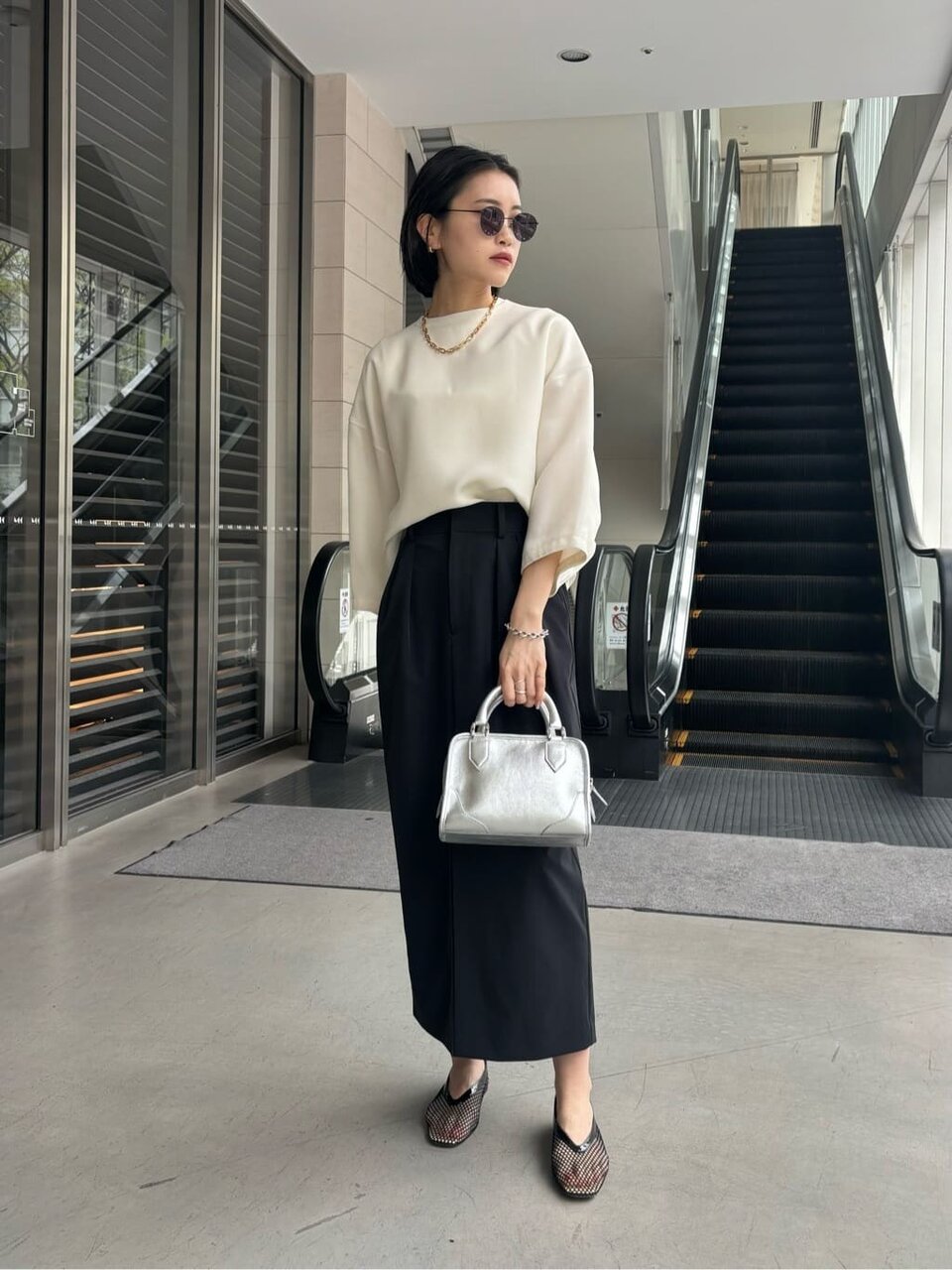 ブラウスを着た女性