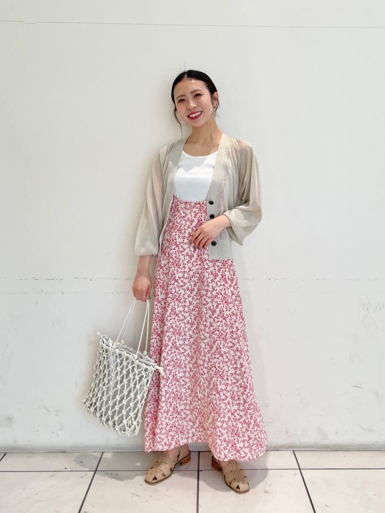 カーディガンを着た女性