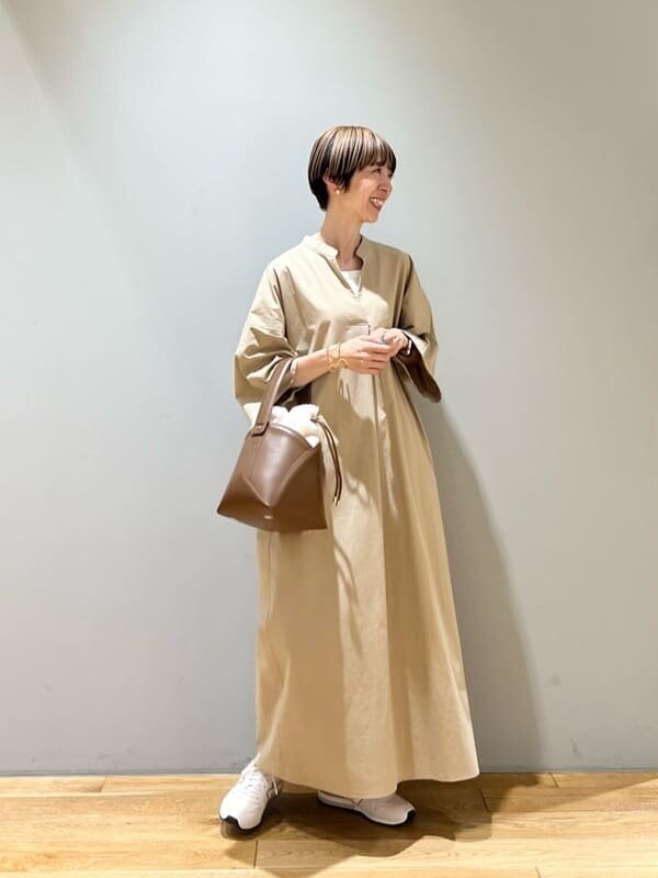 シャツワンピース×バケットバッグのコーデ
