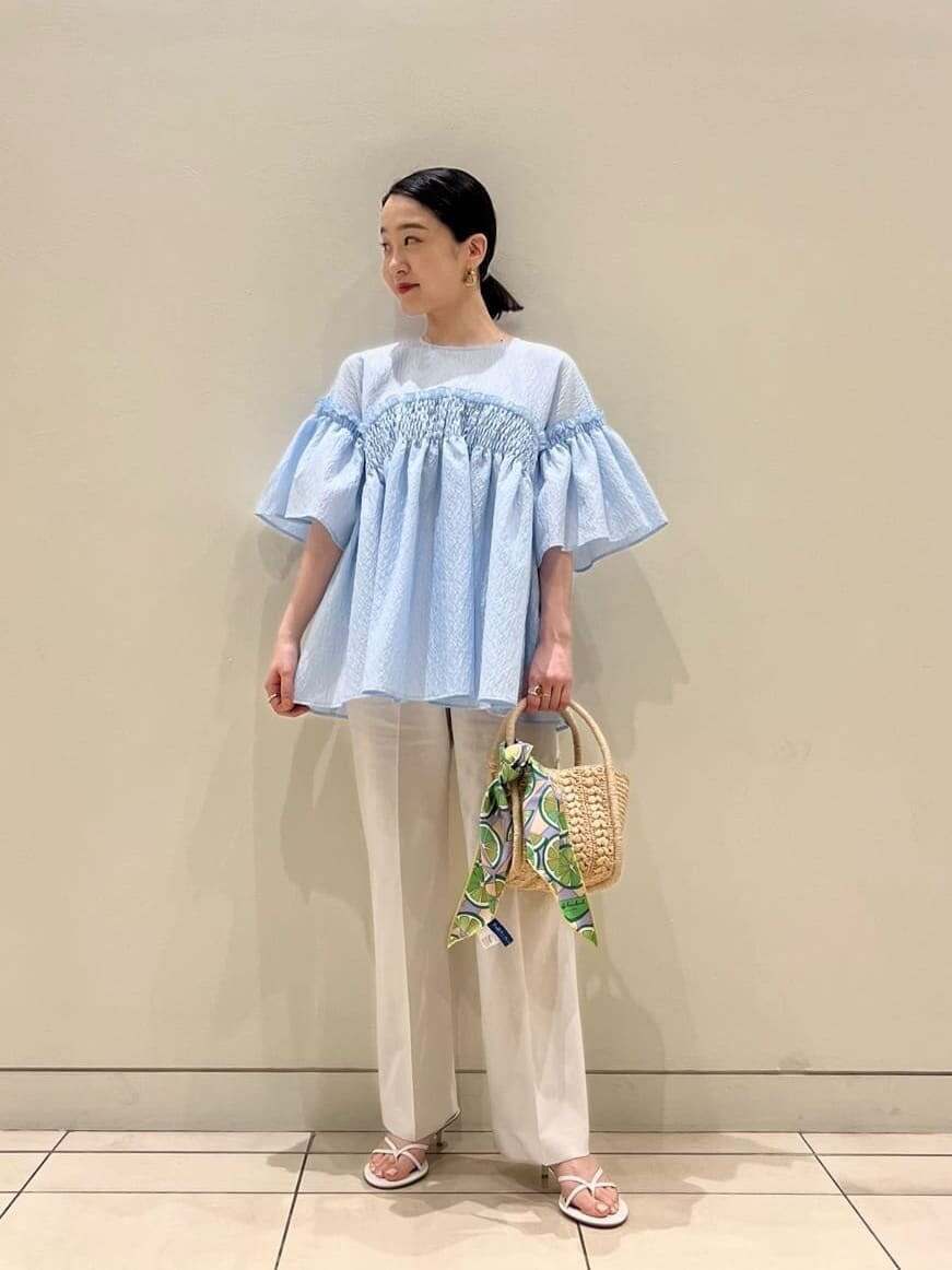 ブラウスを着た女性