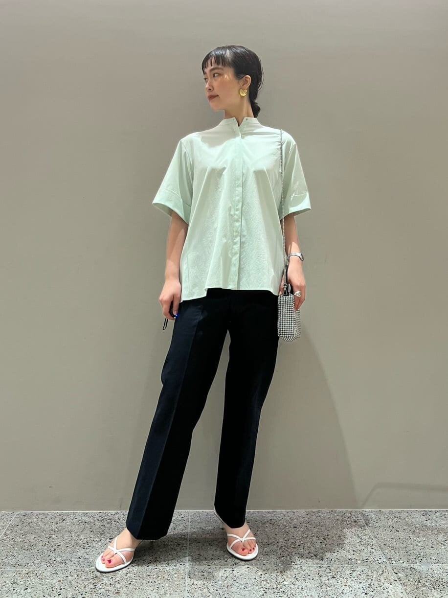 ブラウスを着た女性