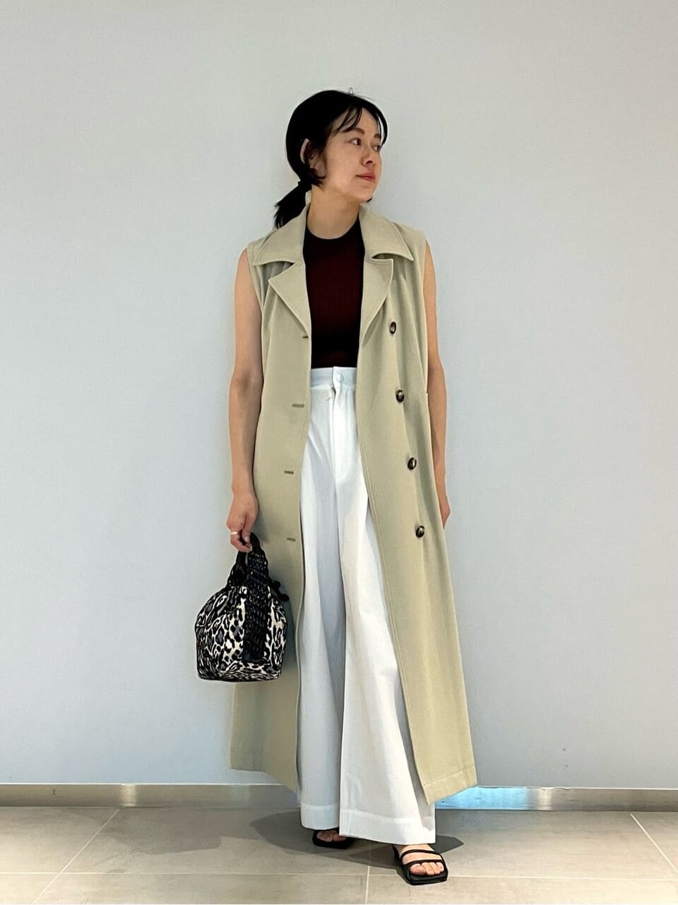 ジレを着た女性