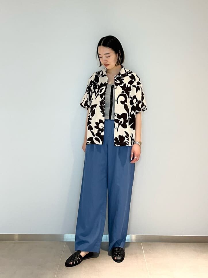 柄シャツを着た女性