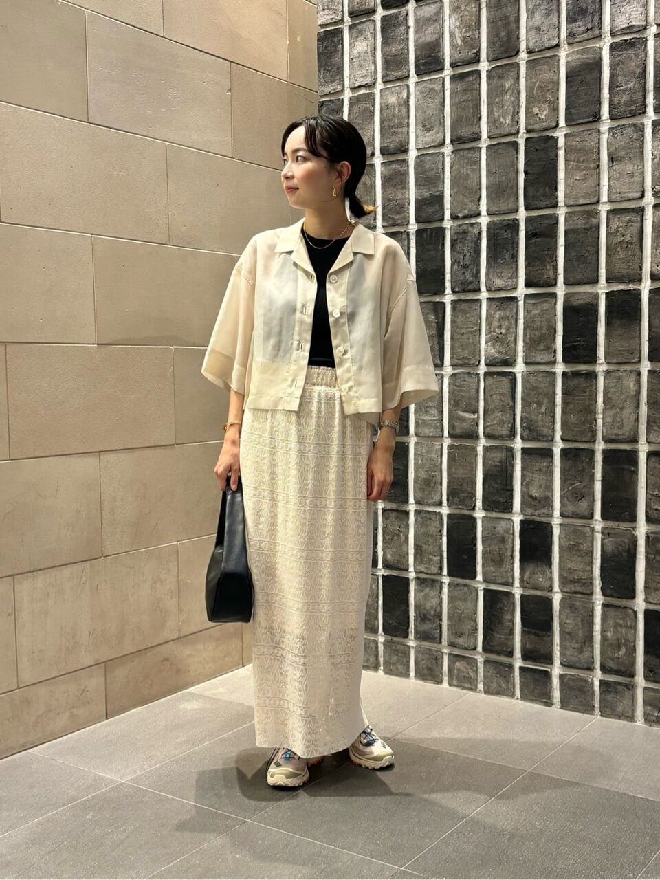 シアーシャツ×レーススカートのコーデ