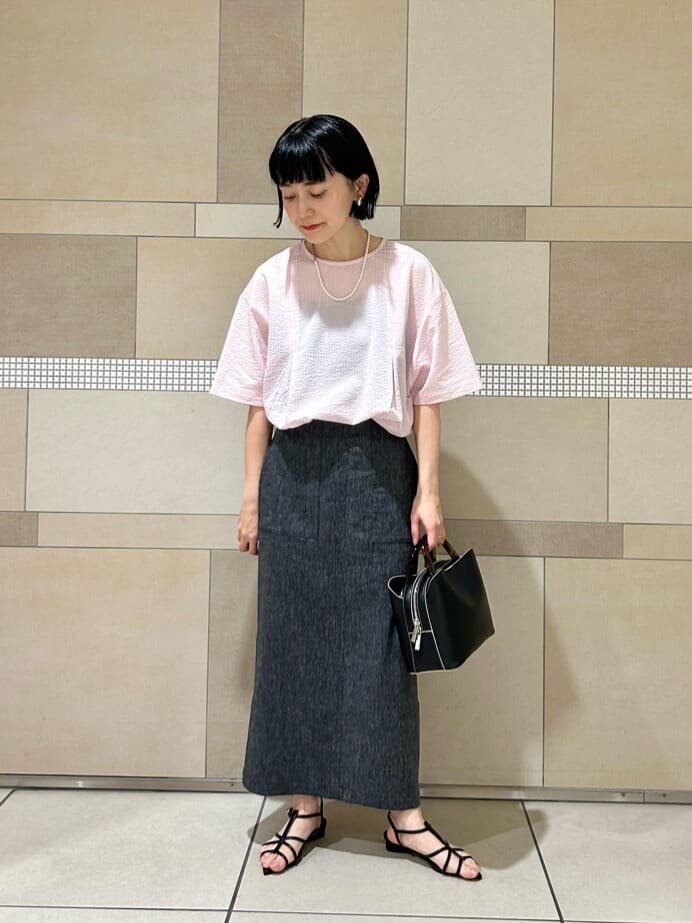 プルオーバーカットソー×Iラインスカートのコーデ