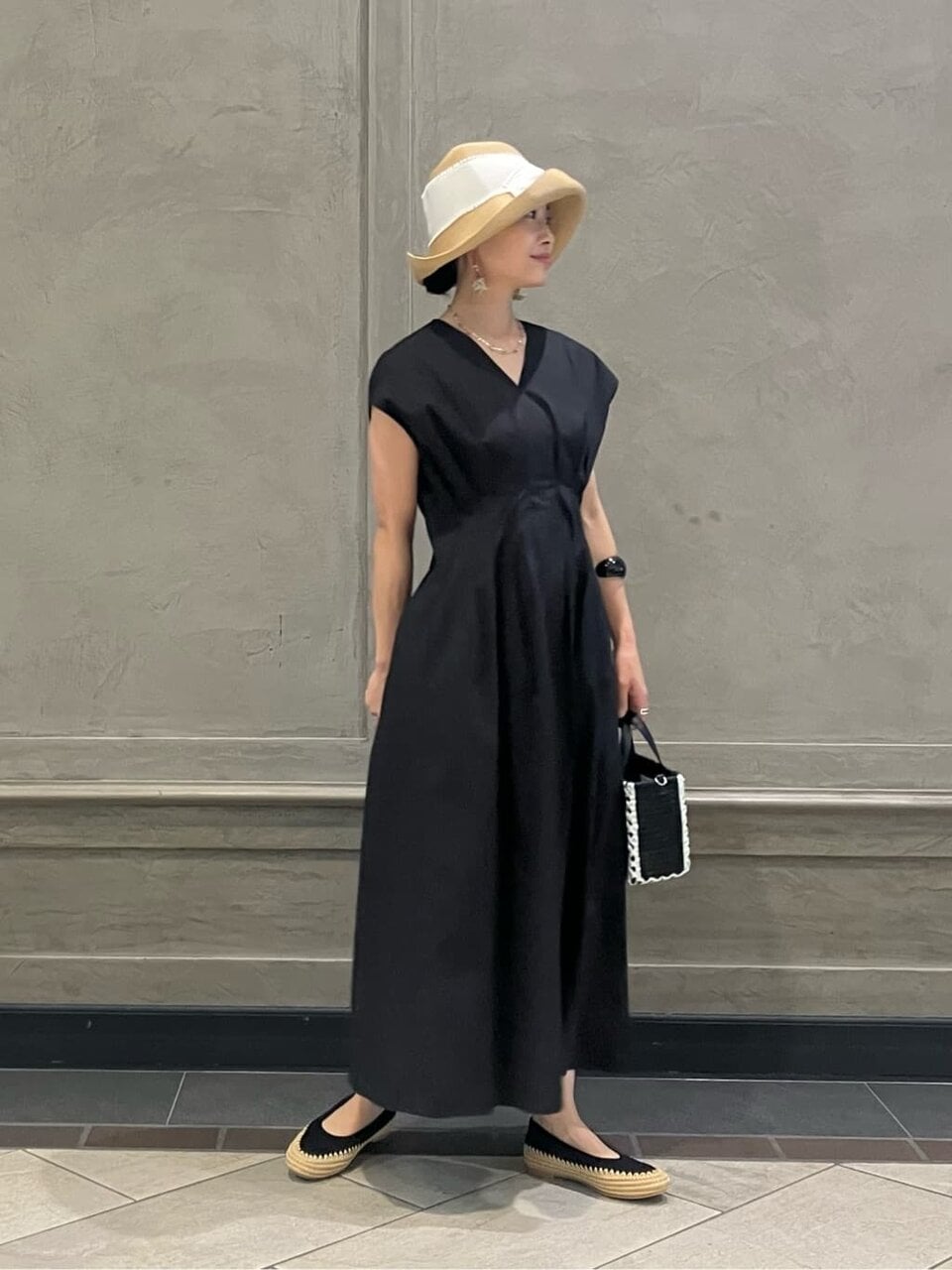 シアーシャツ×レーススカートのコーデ