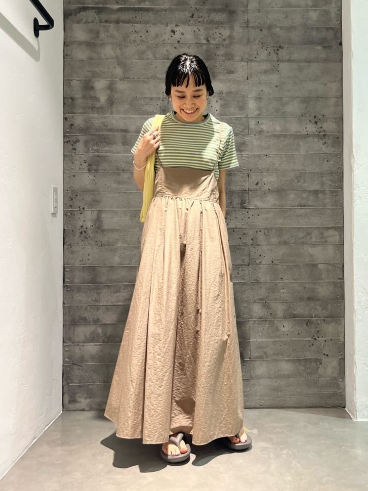 キャミワンピースを着た女性