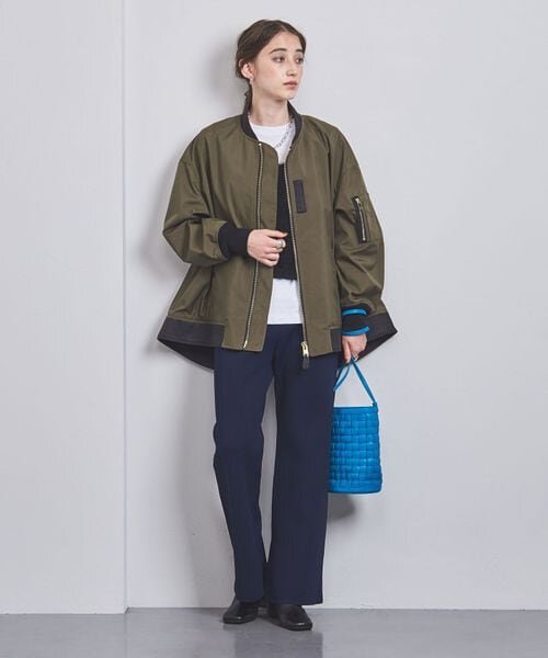 カーキのMA-1を着ている女性