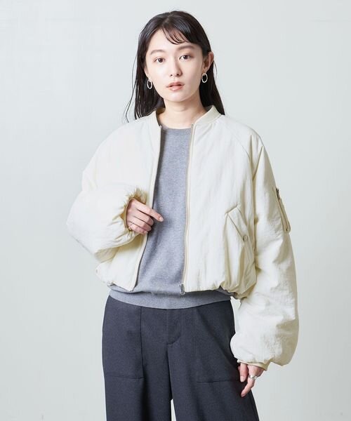 ホワイトのMA‐1を羽織った女性