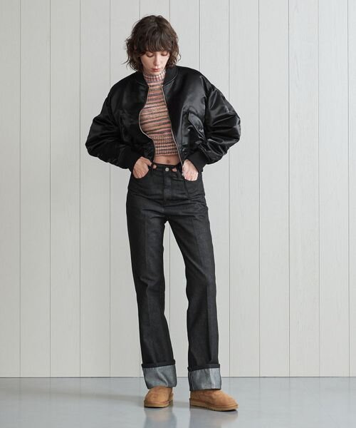 ナイロンのMA-1を着た女性