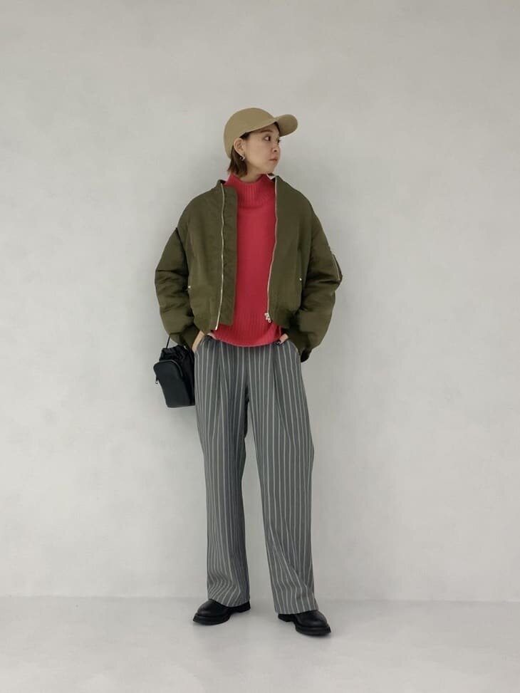 オリーブMA-1×ストライプパンツコーデ