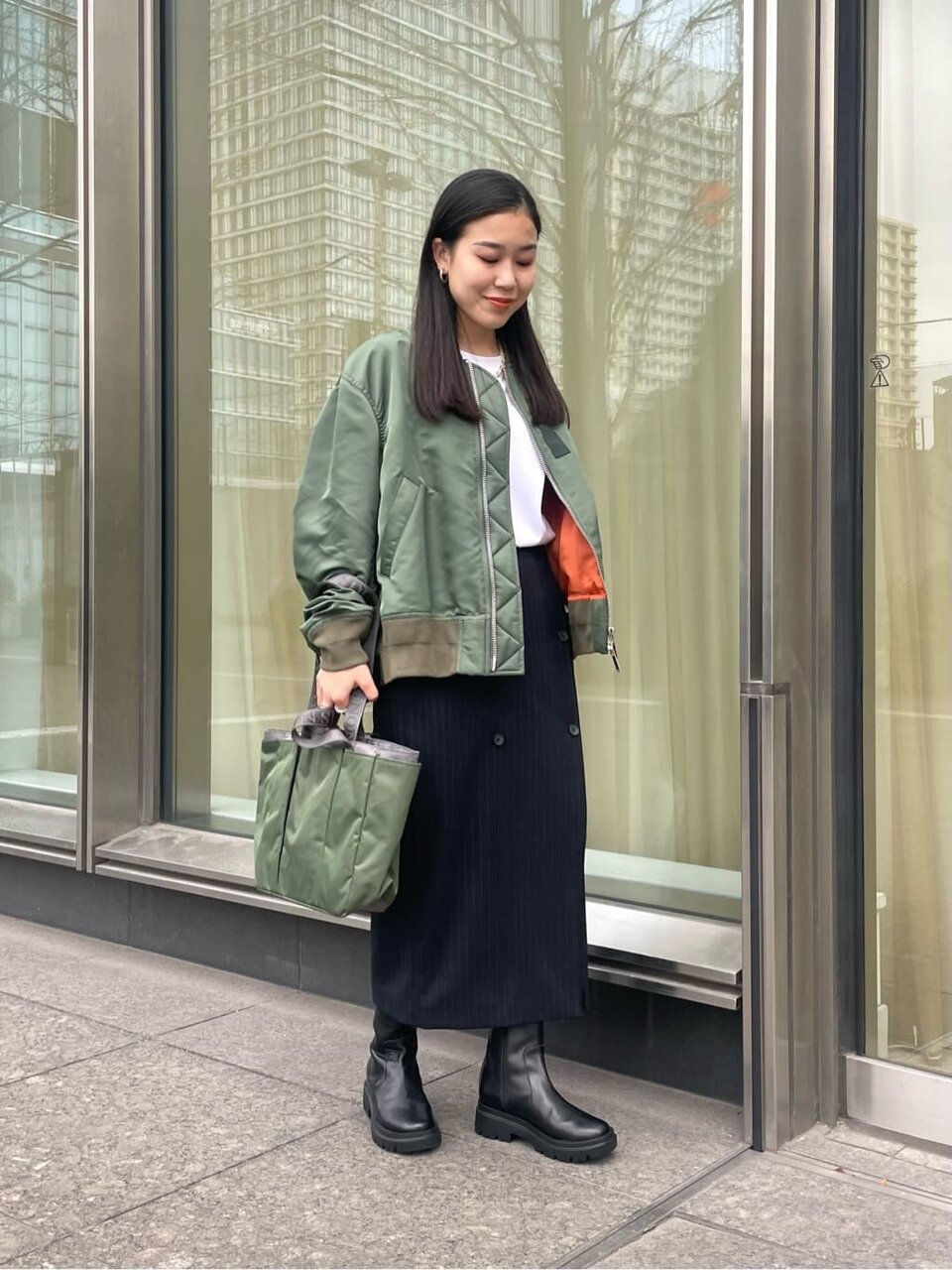 オリーブのMA-1×ネイビーのラップスカートのコーデ