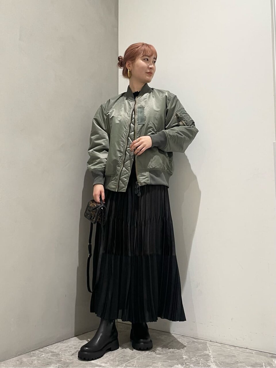 オリーブMA-1×プリーツマキシスカートコーデ