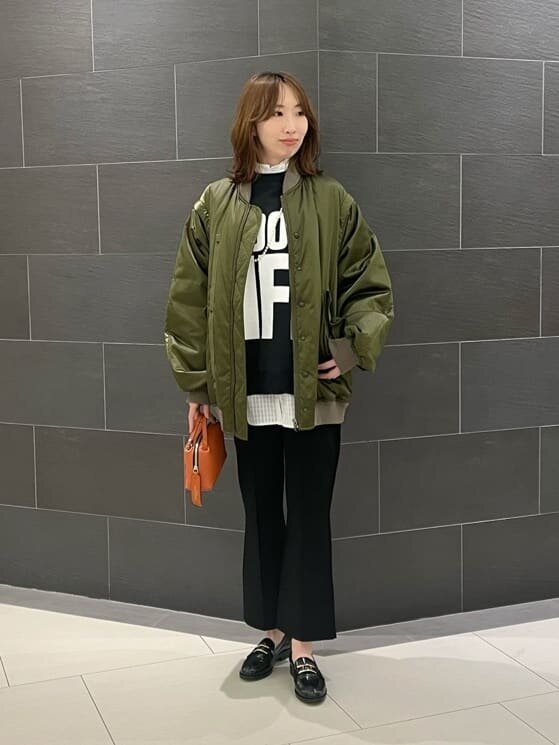 オリーブMA-1×フリルブラウスコーデ