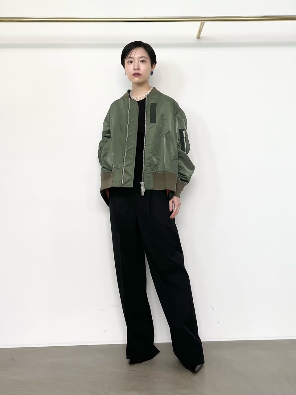 オリーブのMA-1×ダークグレーのパンツのコーデ