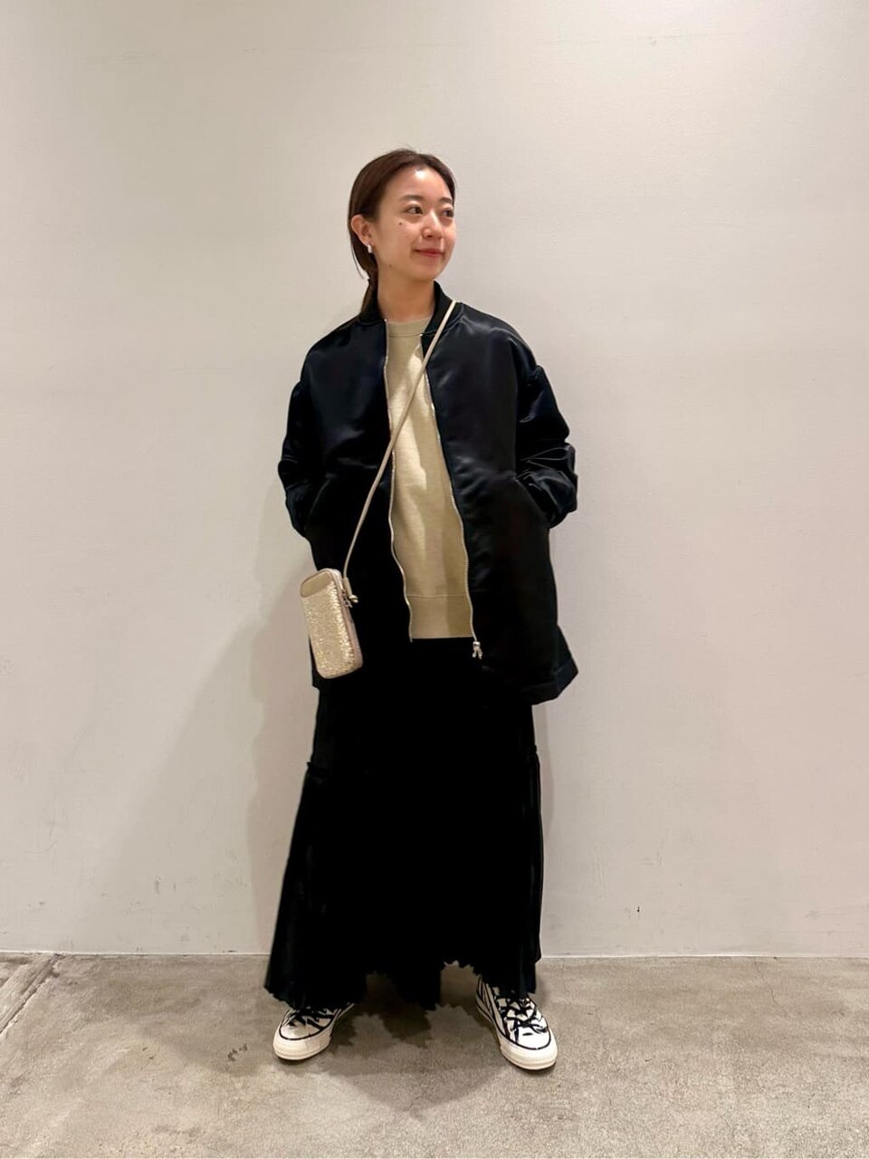 黒のMA-1×黒のスカートのコーデ