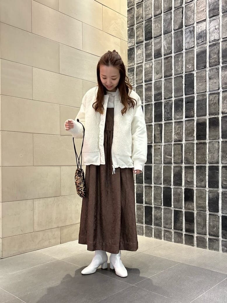 白のMA-1×モカのワンピースのコーデ