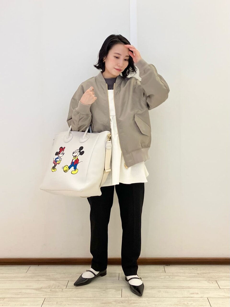 ライトグレーのMA-1×黒のスティックパンツのコーデ