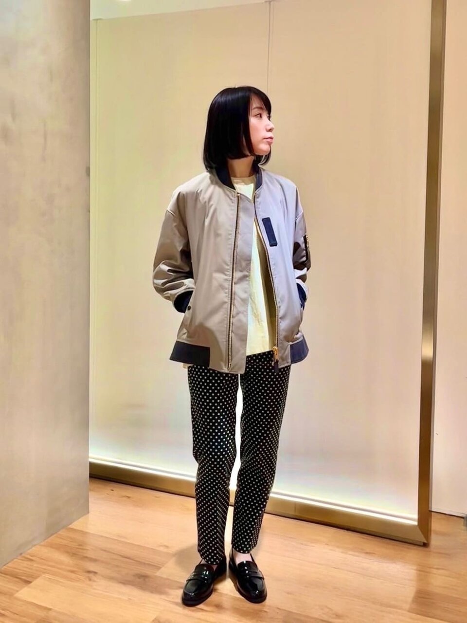 ベージュのMA-1×ドット柄パンツのコーデ