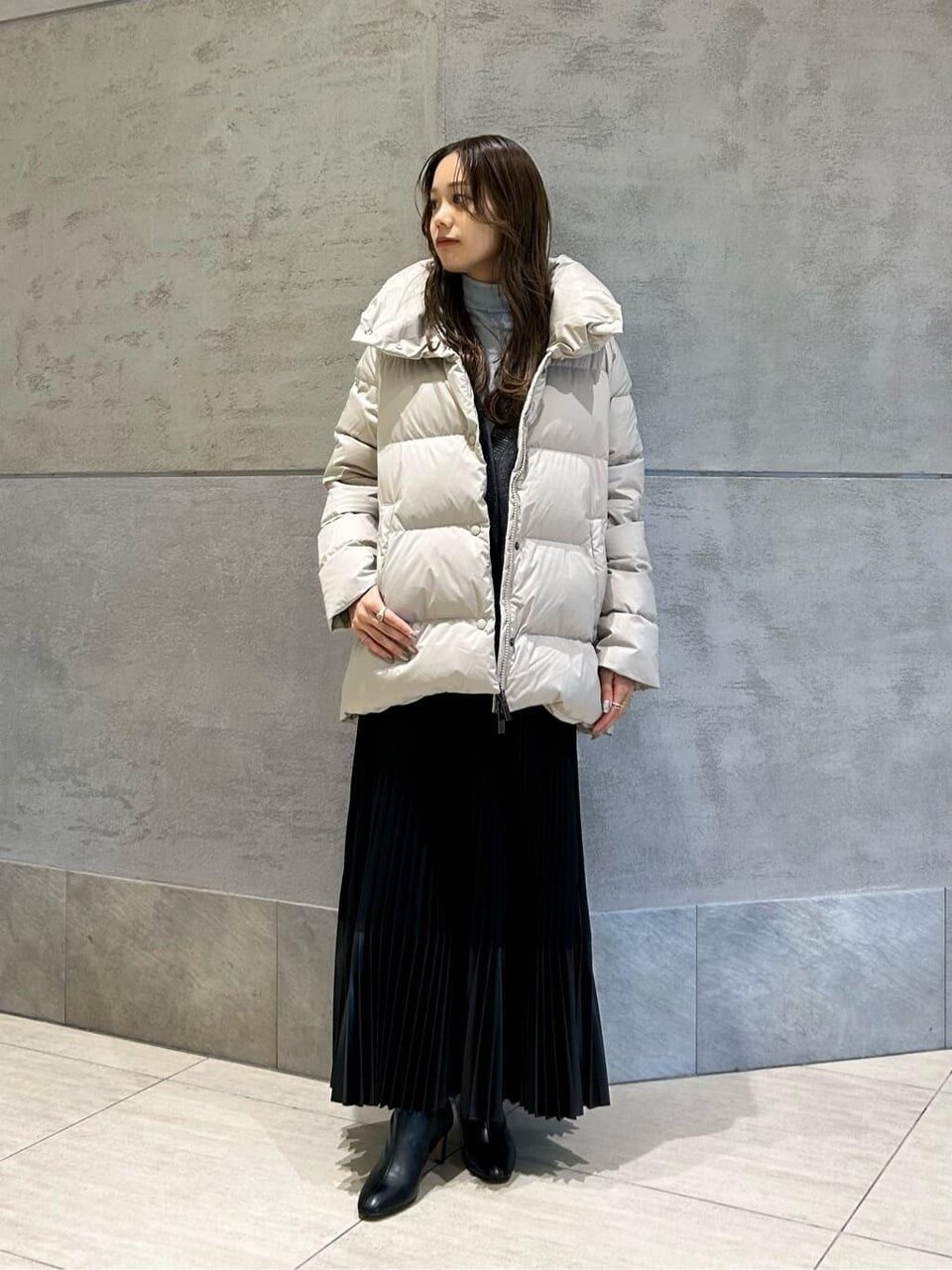 ダウンジャケット×プリーツスカートのコーデ
