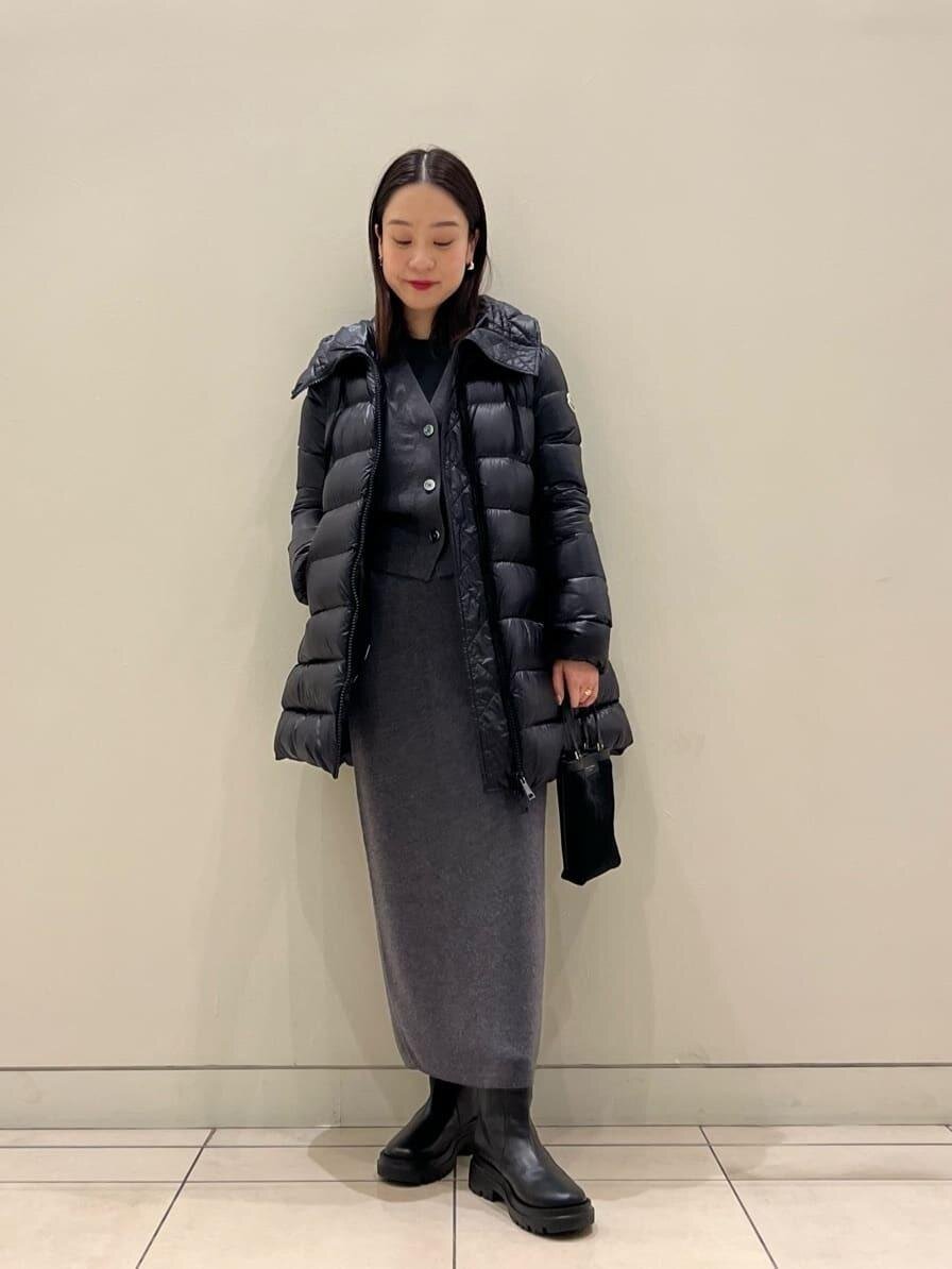 ダウンジャケット×タイトスカートのコーデ