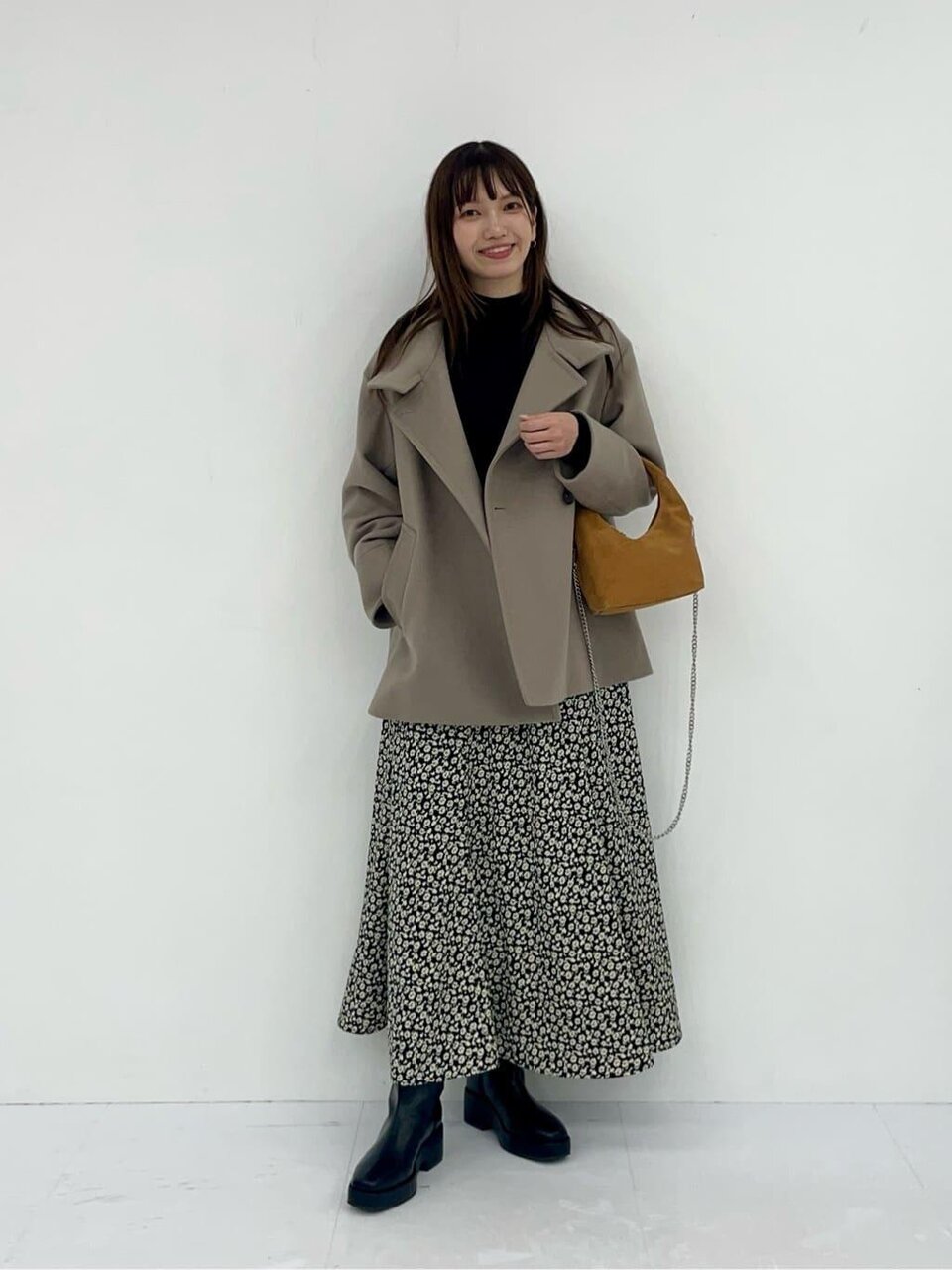 ミドルコート×フラワー柄プリントのスカートのコーデ
