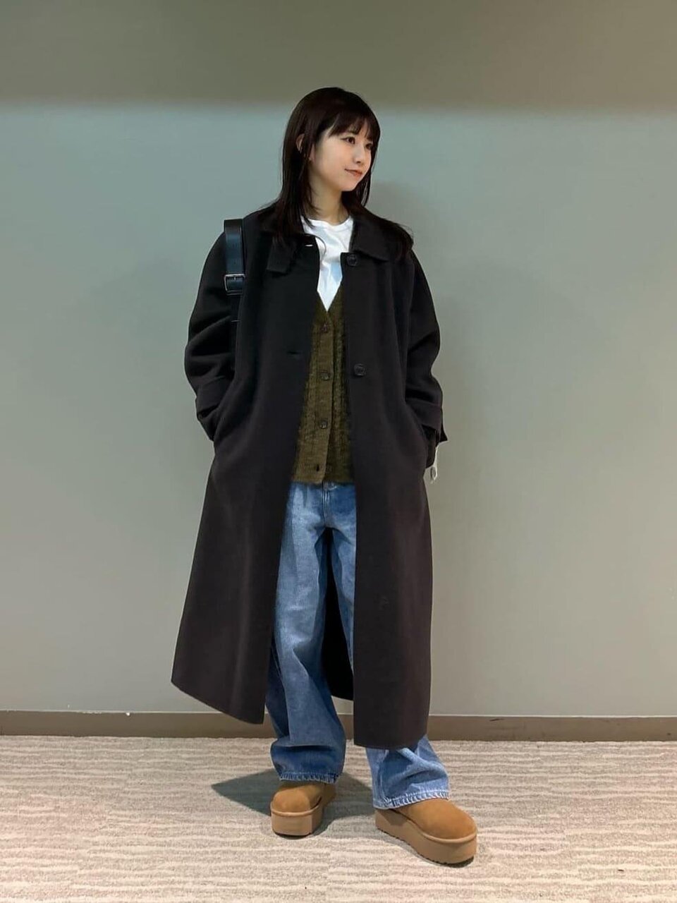 リバーコート×デニムパンツのコーデ