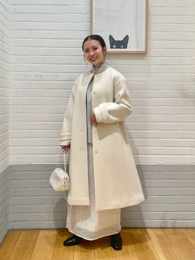 ノーカラーコート×スパンコール柄のスカートのコーデ