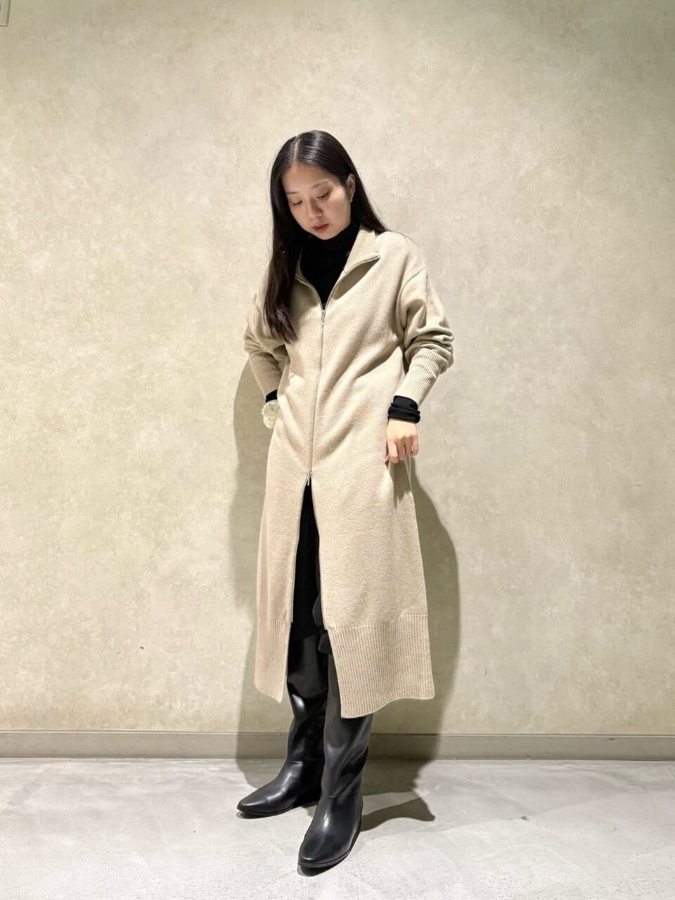 二ットワンピース×ロングブーツのコーデ