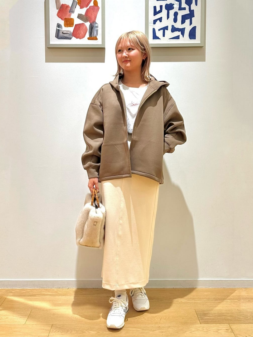 パーカー×タイトスカートのコーデ