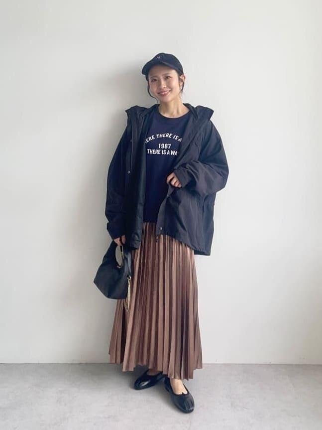 シャモニージャケット×プリーツスカートのコーデ