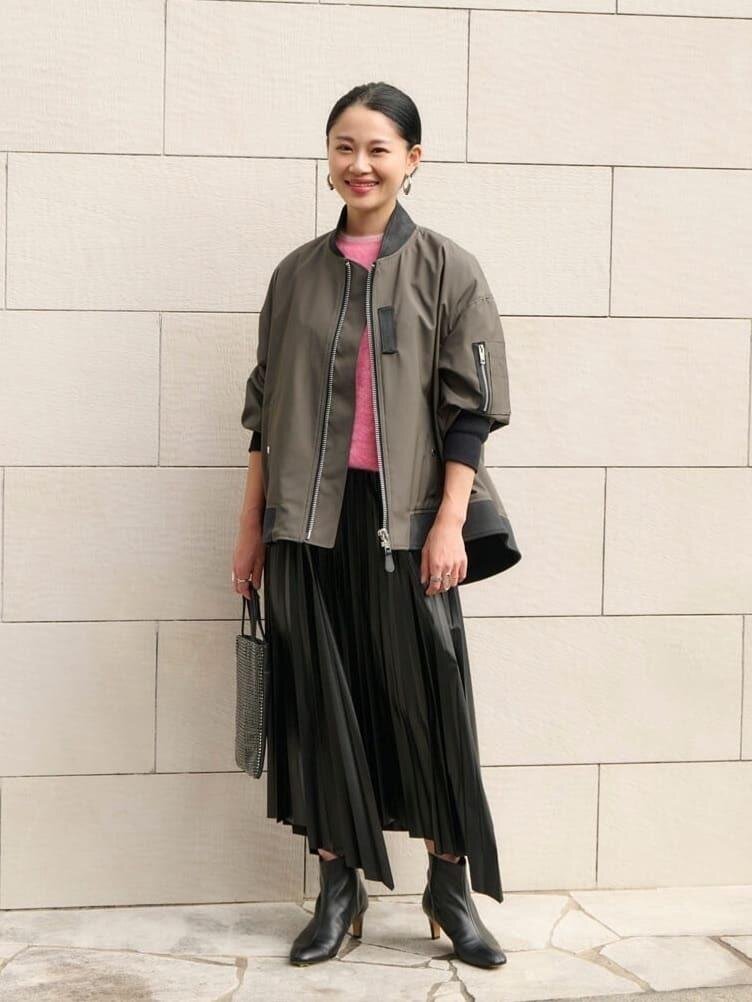 MA-1ジャケット×プリーツスカートのコーデ