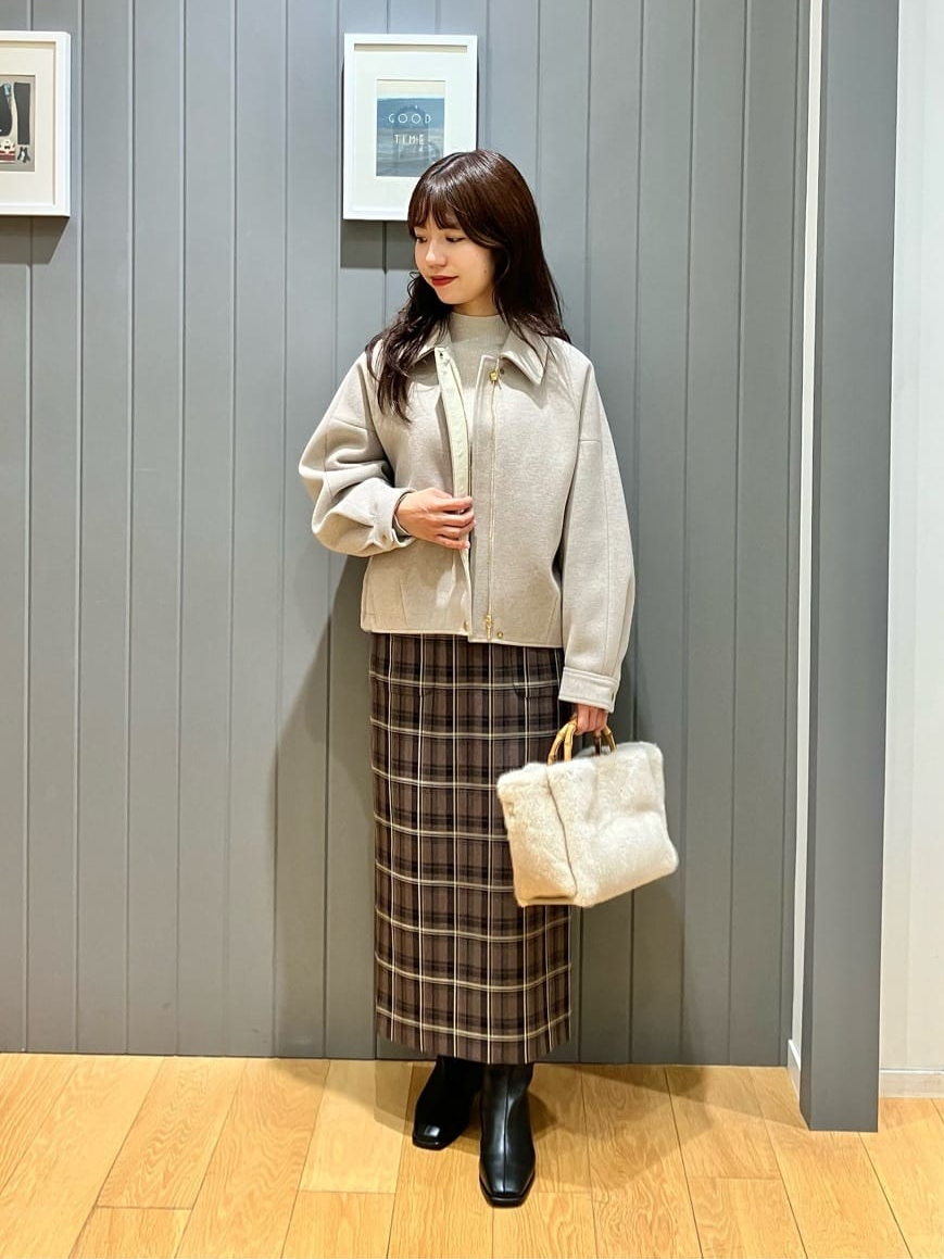 ジップブルゾン×チェック柄のタイトスカートのコーデ