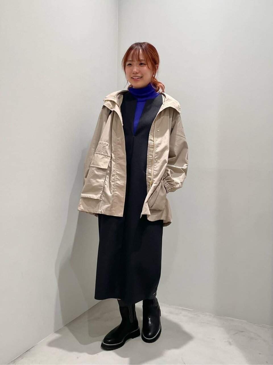 マウンテンパーカー×ジャンパースカートのコーデ