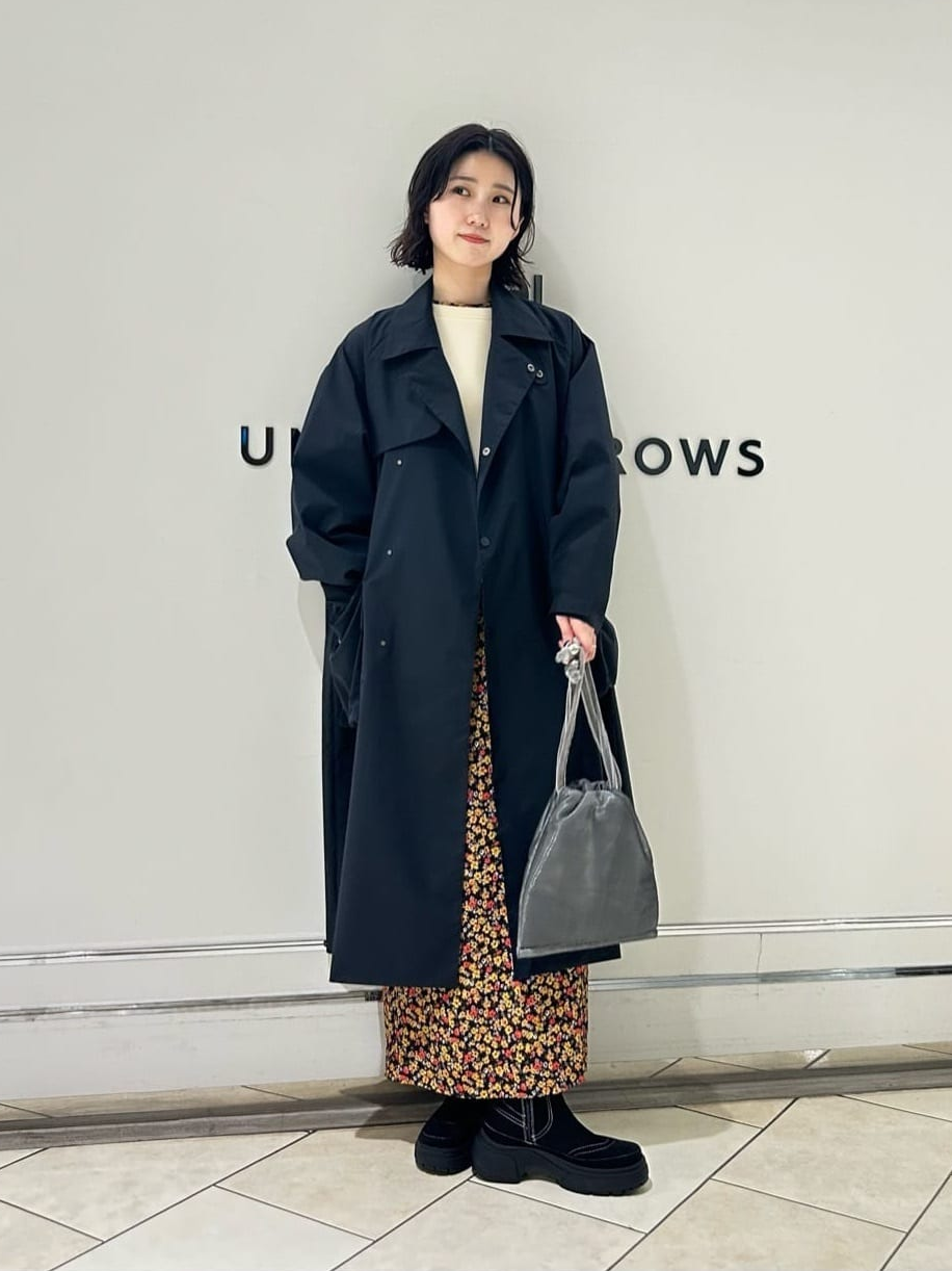 トレンチコート×フラワー柄プリントのワンピースのコーデ