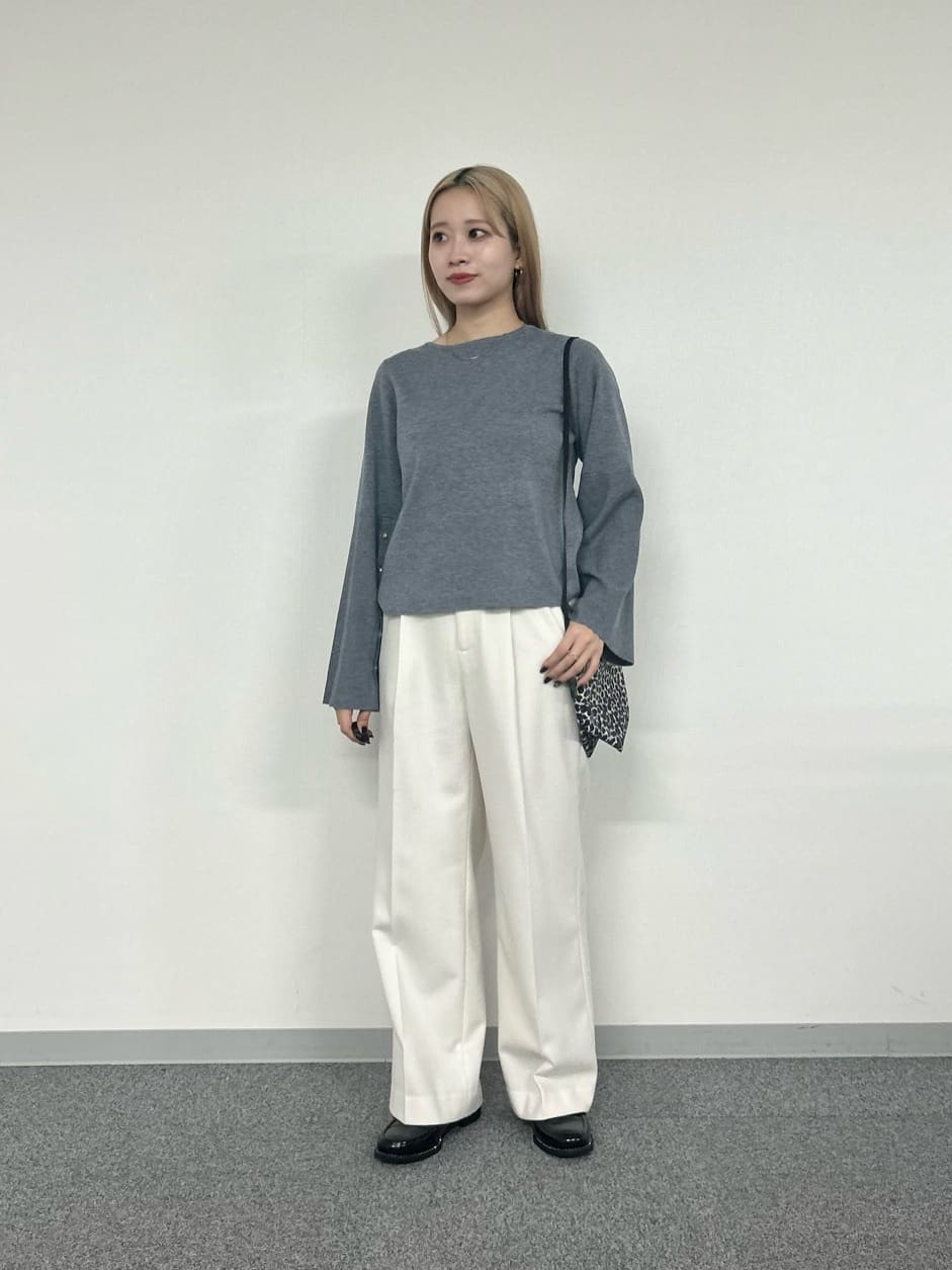 ワイドパンツをはいた女性