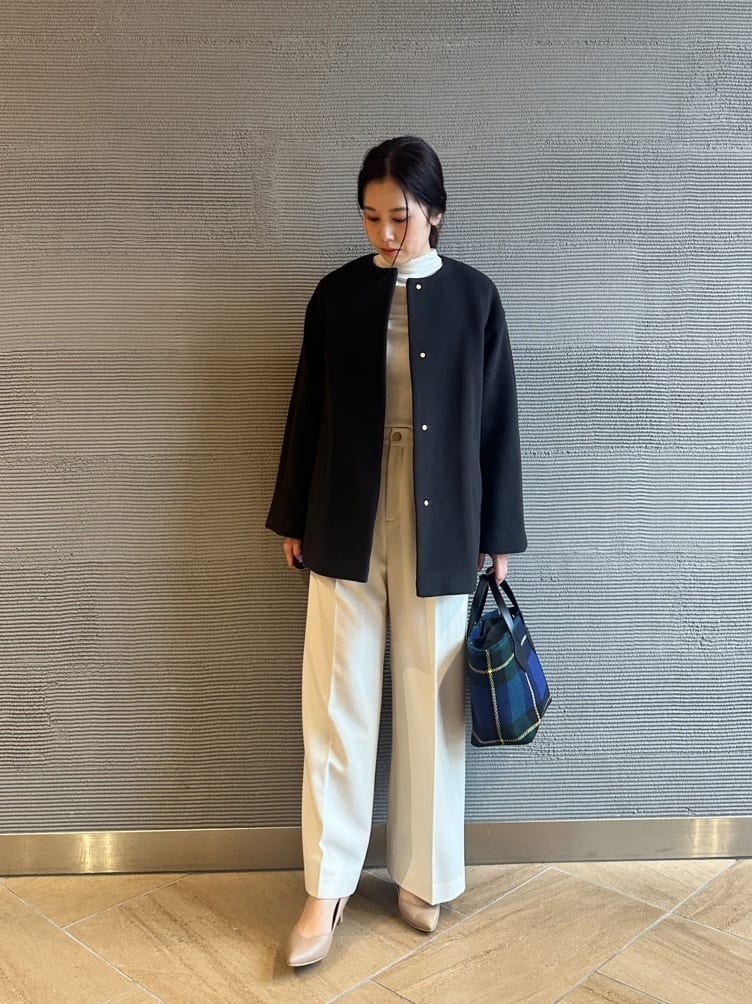 ワイドパンツをはいた女性