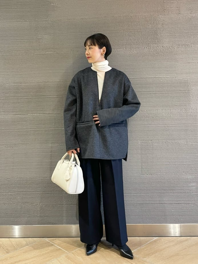 ワイドパンツをはいた女性