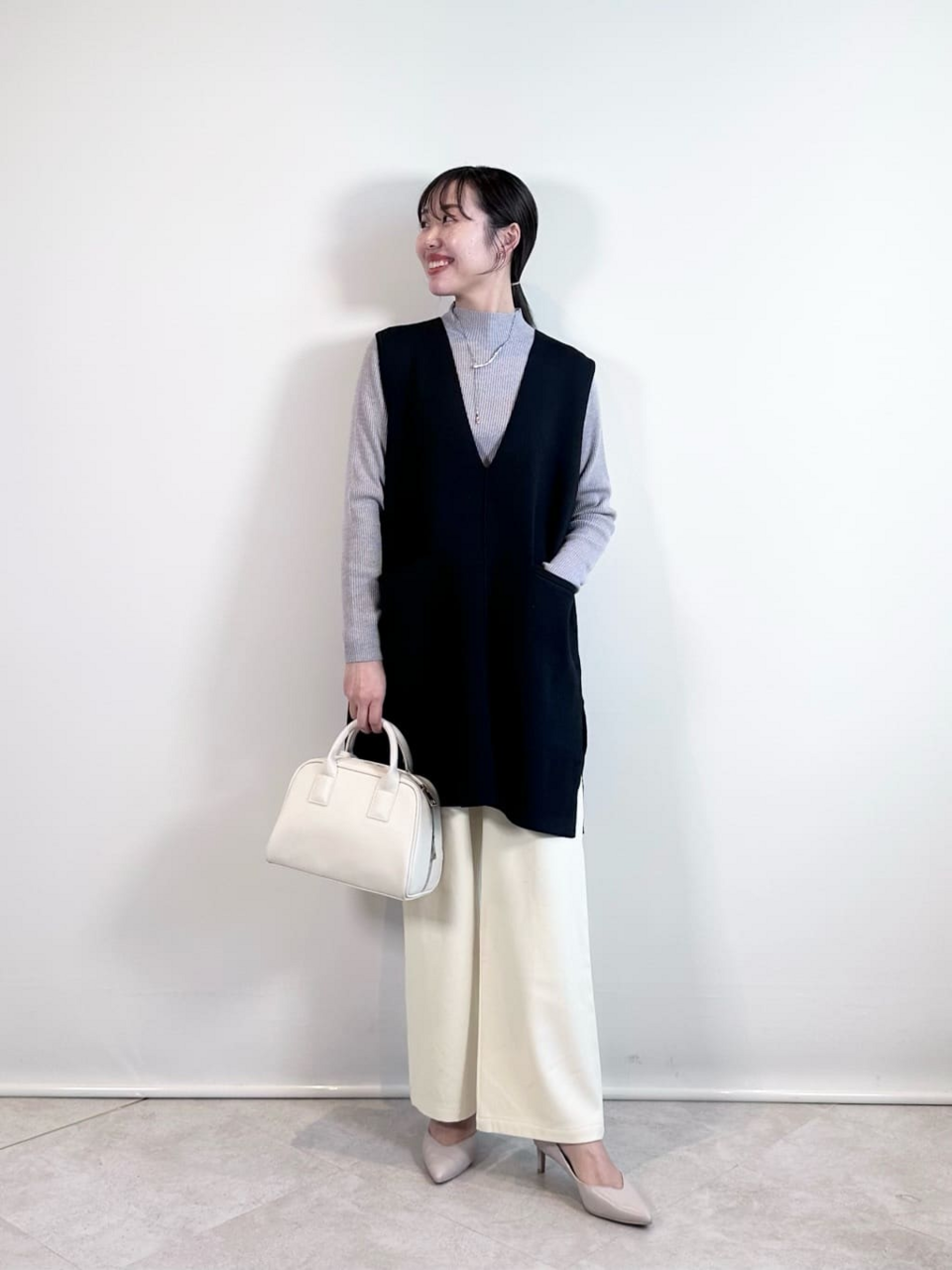 ワイドパンツをはいた女性