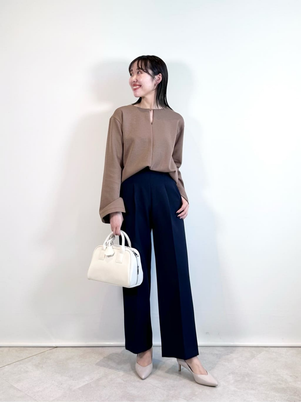 ワイドパンツをはいた女性