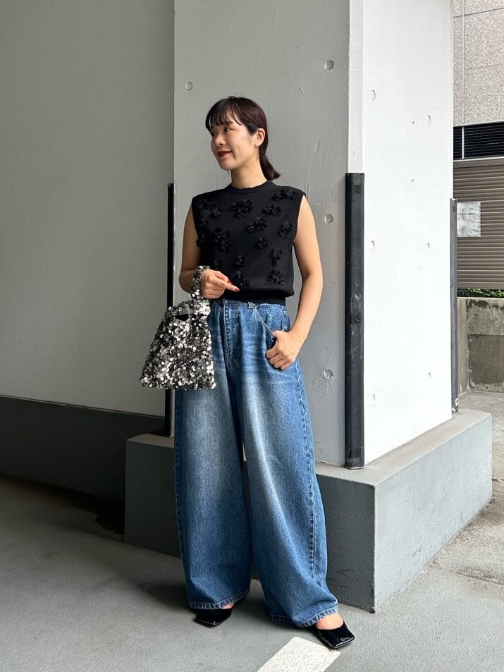 ロールアップワイドデニムパンツ×Tシャツのコーデ